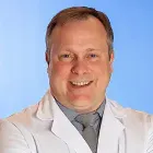 La imagen muestra al Dr. Carlos Pastor Idoate, especialista en Cirugía General de la Clínica Universidad de Navarra. El Dr. Pastor es un cirujano altamente capacitado y experimentado en el diagnóstico y tratamiento quirúrgico de enfermedades, así como en la realización de cirugías de alta complejidad.Su enfoque en la atención personalizada y en el uso de técnicas quirúrgicas avanzadas lo hacen destacar en el campo de la cirugía general. Además, cuenta con una amplia trayectoria académica y ha publicado numerosos artículos científicos en revistas especializadas, lo que refleja su compromiso con la investigación y la innovación en el campo de la cirugía.En la Clínica Universidad de Navarra, contamos con un equipo de especialistas en cirugía general y tecnología de última generación para ofrecer una amplia variedad de opciones de tratamiento a nuestros pacientes. Nos comprometemos a proporcionar el más alto nivel de cuidado y servicio a aquellos que confían en nosotros para el manejo de su salud quirúrgica.Para obtener más información sobre nuestros servicios en cirugía general, no dude en ponerse en contacto con nosotros.
