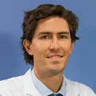 La imagen muestra al Dr. Carlos Sánchez Justicia, especialista en Cirugía General de la Clínica Universidad de Navarra. El Dr. Sánchez es un cirujano altamente capacitado y experimentado en el diagnóstico y tratamiento quirúrgico de enfermedades, así como en la realización de cirugías de alta complejidad.Su enfoque en la atención personalizada y en el uso de técnicas quirúrgicas avanzadas lo hacen destacar en el campo de la cirugía general. Además, cuenta con una amplia trayectoria académica y ha publicado numerosos artículos científicos en revistas especializadas, lo que refleja su compromiso con la investigación y la innovación en el campo de la cirugía.En la Clínica Universidad de Navarra, contamos con un equipo de especialistas en cirugía general y tecnología de última generación para ofrecer una amplia variedad de opciones de tratamiento a nuestros pacientes. Nos comprometemos a proporcionar el más alto nivel de cuidado y servicio a aquellos que confían en nosotros para el manejo de su salud quirúrgica.Para obtener más información sobre nuestros servicios en cirugía general, no dude en ponerse en contacto con nosotros.