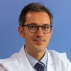 La imagen muestra al Dr. Jorge Arredondo Chaves, especialista en Cirugía General de la Clínica Universidad de Navarra. El Dr. Arredondo es un cirujano altamente capacitado y experimentado en el diagnóstico y tratamiento quirúrgico de enfermedades, así como en la realización de cirugías de alta complejidad.Su enfoque en la atención personalizada y en el uso de técnicas quirúrgicas avanzadas lo hacen destacar en el campo de la cirugía general. Además, cuenta con una amplia trayectoria académica y ha publicado numerosos artículos científicos en revistas especializadas, lo que refleja su compromiso con la investigación y la innovación en el campo de la cirugía.En la Clínica Universidad de Navarra, contamos con un equipo de especialistas en cirugía general y tecnología de última generación para ofrecer una amplia variedad de opciones de tratamiento a nuestros pacientes. Nos comprometemos a proporcionar el más alto nivel de cuidado y servicio a aquellos que confían en nosotros para el manejo de su salud quirúrgica.Para obtener más información sobre nuestros servicios en cirugía general, no dude en ponerse en contacto con nosotros.