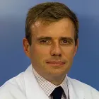 La imagen muestra al Dr. Fernando Martínez Regueira, destacado especialista en Cirugía General en la Clínica Universidad de Navarra. El Dr. Martínez Regueira es un cirujano altamente capacitado y experimentado en el diagnóstico y tratamiento quirúrgico de enfermedades, ofreciendo soluciones personalizadas y eficaces a sus pacientes.Su experiencia en la cirugía laparoscópica y robótica lo hacen destacar en el campo de la cirugía general, realizando intervenciones quirúrgicas de alta complejidad con técnicas mínimamente invasivas. Además, ha participado en numerosos estudios de investigación en el campo de la cirugía oncológica, lo que demuestra su compromiso con la innovación y la mejora continua de la atención médica.En la Clínica Universidad de Navarra, contamos con un equipo de especialistas en cirugía general y tecnología de última generación para ofrecer una amplia variedad de opciones de tratamiento a nuestros pacientes. Estamos comprometidos en proporcionar el más alto nivel de cuidado y servicio a aquellos que confían en nosotros para el manejo de su salud quirúrgica.Para obtener más información sobre nuestros servicios en cirugía general, no dude en ponerse en contacto con nosotros.