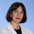 La imagen muestra a la Dra. Alicia Alvarellos Pérez, especialista en Cirugía General de la Clínica Universidad de Navarra. La Dra. Alvarellos es una cirujana altamente capacitada y experimentada en el diagnóstico y tratamiento quirúrgico de enfermedades, así como en la realización de cirugías de alta complejidad.Su enfoque en la atención personalizada y en el uso de técnicas quirúrgicas avanzadas la hacen destacar en el campo de la cirugía general. Además, cuenta con una amplia trayectoria académica y ha publicado numerosos artículos científicos en revistas especializadas, lo que refleja su compromiso con la investigación y la innovación en el campo de la cirugía.En la Clínica Universidad de Navarra, contamos con un equipo de especialistas en cirugía general y tecnología de última generación para ofrecer una amplia variedad de opciones de tratamiento a nuestros pacientes. Nos comprometemos a proporcionar el más alto nivel de cuidado y servicio a aquellos que confían en nosotros para el manejo de su salud quirúrgica.Para obtener más información sobre nuestros servicios en cirugía general, no dude en ponerse en contacto con nosotros.