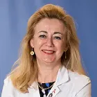 La imagen muestra a la Dra. Isabel Rubio Rodríguez, especialista en Cirugía de la Mama de la Clínica Universidad de Navarra. La Dra. Rubio es una cirujana altamente capacitada y experimentada en el diagnóstico y tratamiento quirúrgico de tumores de la mama, así como en la realización de cirugías de alta complejidad.Su enfoque en la atención personalizada y en el uso de técnicas quirúrgicas avanzadas la hacen destacar en el campo de la cirugía mamaria. Además, cuenta con una amplia trayectoria académica y ha publicado numerosos artículos científicos en revistas especializadas, lo que refleja su compromiso con la investigación y la innovación en el campo de la cirugía.En la Clínica Universidad de Navarra, contamos con un equipo de especialistas en cirugía general y tecnología de última generación para ofrecer una amplia variedad de opciones de tratamiento a nuestros pacientes. Nos comprometemos a proporcionar el más alto nivel de cuidado y servicio a aquellos que confían en nosotros para el manejo de su salud quirúrgica.Para obtener más información sobre nuestros servicios en cirugía general, no dude en ponerse en contacto con nosotros.