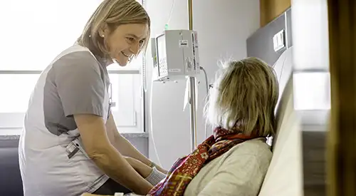<p>Imagen de enfermería en el Hospital de Día de la Clínica Universidad de Navarra</p>