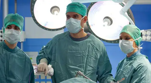 <p>El doctor Víctor Valentí durante en quirófano durante una intervención de cirugía de obesidad.</p>